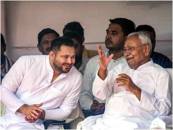 हालांकि साल 2013 में वह बीजेपी से फिर अलग हो गए, तब जब अगले ही वर्ष लोकसभा के चुनाव होने वाले थे. 2015 में उन्होंने लालू की पार्टी आरजेडी और कांग्रेस के साथ मिलकर महागठबंधन बनाया. फिर सरकार बनाई. (फाइल फोटो)