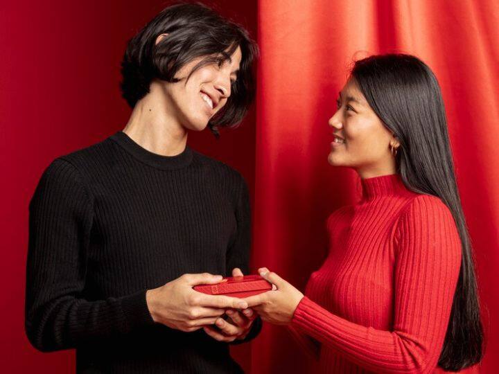 Give these gifts to your wife in the New Year your pocket will not be empty पत्नी को नए साल में दें ये तोहफे, जेब भी नहीं होगी ढीली