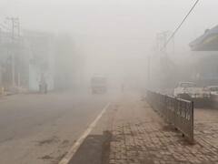 Varanasi Weather: वाराणसी में छाई कोहरे की सफेद चादर, विजिबिलिटी 10 मीटर से भी कम, सामने आईं ऐसी तस्वीरें