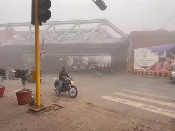 बीते दिनों की तुलना में वाराणसी के तापमान में भी गिरावट देखने को मिल रहा हैं. आज न्यूनतम तापमान 11 डिग्री सेल्सियस और अधिकतम तापमान 12 डिग्री सेल्सियस पहुंच गया.