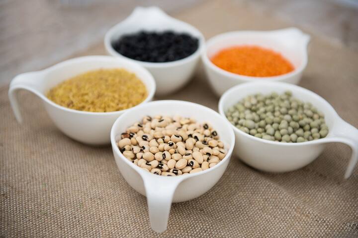 कडधान्य देखील हिवाळ्यात खूप फायदेशीर मानले जाते (Millets Benefits in Winter). याच्या सेवनाने रोग शरीराला स्पर्शही करू शकत नाहीत. (Photo Credit : Pixabay)