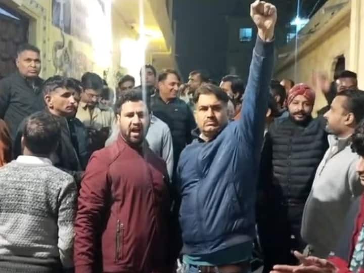 Controversy over stopping recitation of Hanuman Chalisa in Udaipur Ann Rajasthan: उदयपुर में हनुमान चालीसा का पाठ बंद कराने पहुंचे डांस एकेडमी के लोग, तू-तू, मैं-मैं के बाद बढ़ा बवाल