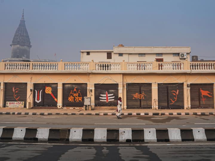 Ram Mandir News: अयोध्या में दुकानों के शटर हिंदू प्रतीकों की कलाकृति से सजे, स्वस्तिक चिह्न और शंख-गदा आए नजर Ayodhya Shutters of shops decorated with Hindu-theme artwork ahead of Ram temple Pran Pratishtha Ram Mandir News: अयोध्या में दुकानों के शटर हिंदू प्रतीकों की कलाकृति से सजे, स्वस्तिक चिह्न और शंख-गदा आए नजर