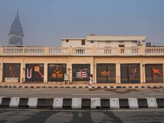 अयोध्या में दुकानों के शटर हिंदू प्रतीकों की कलाकृति से सजे, स्वस्तिक चिह्न और शंख-गदा आए नजर