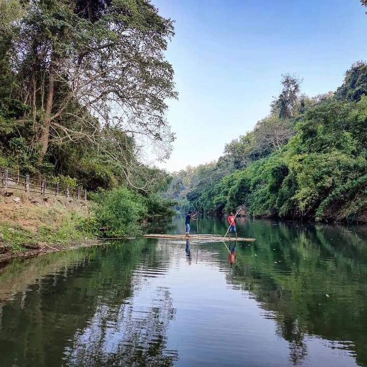 यही वजह है कि यहां बैंबू रिवर राफ्टिंग की शुरुआत की गई है. इको नेशनल पार्क होने की वजह से यहाँ मोटर बोट पूरी तरह से प्रतिबंधित है, ऐसे में यहां पर्यटक इस झील में बैम्बू राफ्टिंग का आनंद लेने बड़ी संख्या में पहुँच रहे है. खास बात यह है कि कांगेर वैली नेशनल पार्क में दुर्लभ प्रजाति के जीव जंतु है.