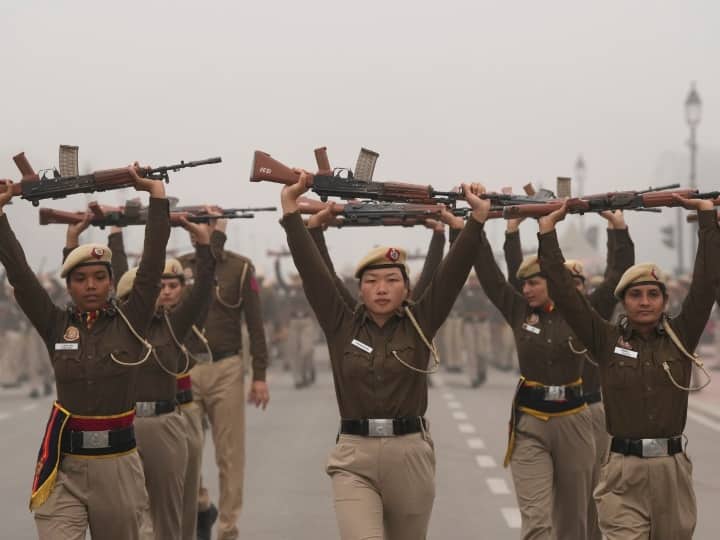 गणतंत्र दिवस परेड की तैयारियां शुरू हो गई हैं. गुरुवार सुबह दिल्ली के कर्तव्य पथ पर जवानों को घनी धुंध के बीच रिहसर्ल करते देखा गया.