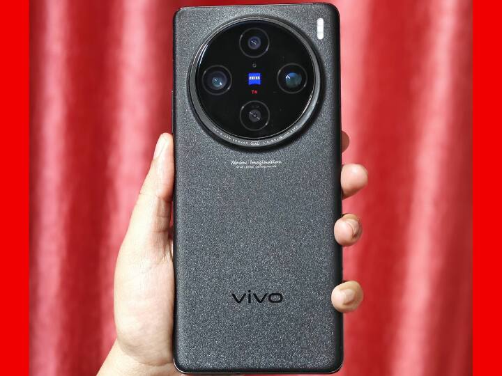 इसी दिन वीवो X100 सीरीज भी लॉन्च होने वाली है. इस सीरीज के तहत Vivo X100 और Vivo X100 Pro स्मार्टफोन लॉन्च होगा. प्रो मॉडल में आपको शानदार कैमरा सेटअप मिलेगा. दोनों ही फोन्स में MediaTek Dimensity 9300 SoC कंपनी दे सकती है.