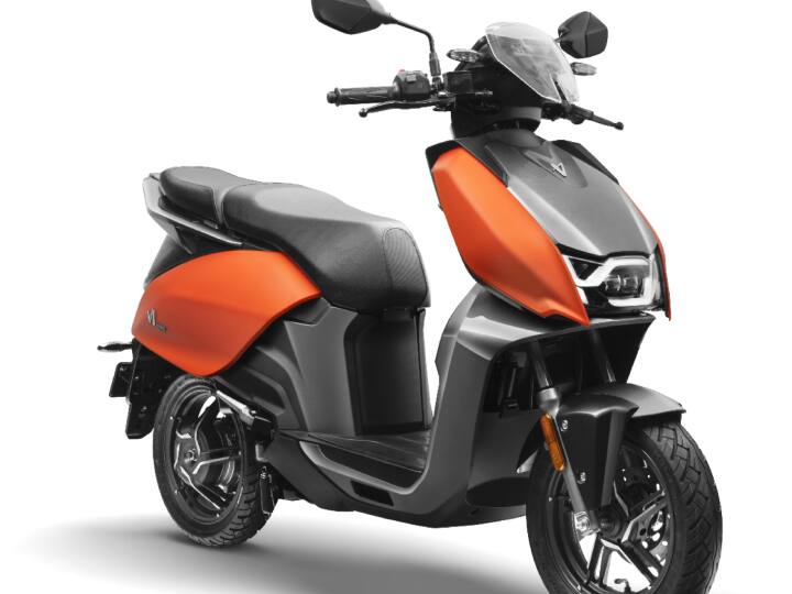 अगला ऑप्शन हीरो विदा वी1 इलेक्ट्रिक स्कूटर है, जिसे आप 1.26 लाख रुपए की कीमत में घर ला सकते हैं. कंपनी के मुताबिक, सिंगल चार्ज पर इससे 165 किलोमीटर तक का सफर तय कर सकते हैं.