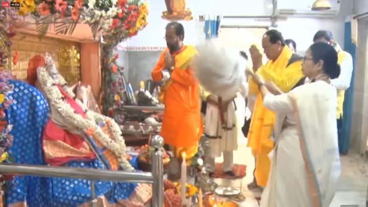 দেশ-বিদেশের বহু মানুষ যে পর্যটনের জন্য পশ্চিমবঙ্গের কথা বলেন এমনও দাবি করেছেন মুখ্যমন্ত্রী। তবে এদিন তাঁর কথায় বিশেষ ভাবে তীর্থ পর্যটনের দিকটি প্রাধান্য পায়। মুখ্যমন্ত্রী বলেন,  'বাংলায় তীর্থ-পর্যটনের ৪০০টি জায়গা রয়েছে।'