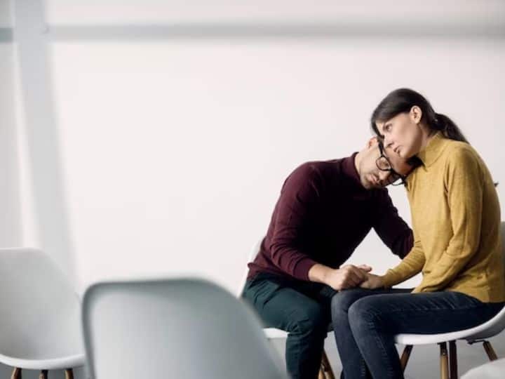 अपने भावनाओं को अपने पार्टनर से छुपाने का प्रयास न करें. उनसे खुलकर बातचीत करें और अपनी समस्याओं को साझा करें.