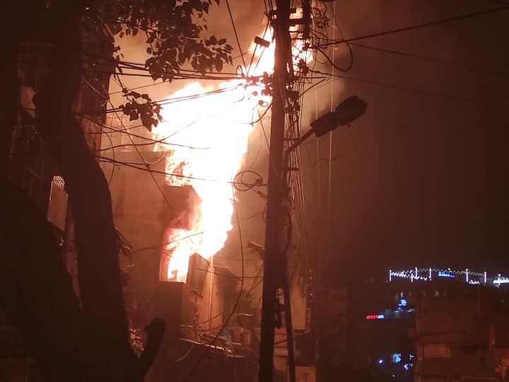 MP fire broke out in Khandwa illegal gas warehouse more than 40 cylinders Blast 7 people injured ANN MP Fire News: खंडवा में अवैध गैस गोदाम में लगी भीषण आग, 40 से ज्यादा सिलेंडर ब्लास्ट होने से मचा हड़कंप, 7 लोग घायल