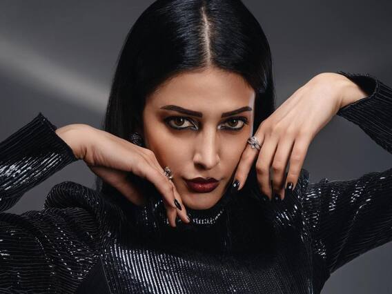 Shruti Haasan : సూపర్ స్టన్నింగ్ లుక్స్లో శృతిహాసన్.. లేటెస్ట్ ఫోటోలు ఇవే Shruti Haasan : సూపర్ స్టన్నింగ్ లుక్స్లో శృతిహాసన్.. లేటెస్ట్ ఫోటోలు ఇవే