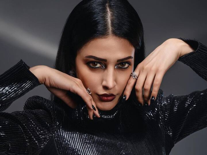 Shruti Haasan Photos : శృతిహాసన్ లేటెస్ట్ ఫోటోలు సూపర్ స్టన్నింగ్​గా ఉన్నాయి. తాజాగా వీటిని సోషల్​ మీడియాలో షేర్ చేసింది ఈ బ్యూటీ.