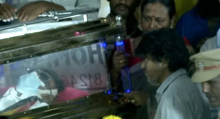 Actor vijay pays last respect to DMDK leader Vijayakanth Vijayakanth:மறைந்த அண்ணன் விஜயகாந்த் உடலை காண  ஓடோடி வந்த விஜய்.. கண்ணீர் மல்க அஞ்சலி..