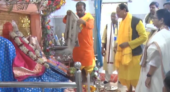 বৃহস্পতিবার উত্তর ২৪ পরগনার চাকলায় এলেন লোকনাথ ব্রহ্মচারী মন্দিরে মুখ্যমন্ত্রী মমতা বন্দ্যোপাধ্যায়। দিলেন পুজোও। রামমন্দিরের উদ্বোধন ঘিরে যখন দেশের নানা প্রান্তে উদ্দীপনা তৈরি হয়েছে, তখন মুখ্যমন্ত্রীর মুখে শোনা গেল তীর্থস্থানের উন্নয়নের নানা খতিয়ান।   (ছবি:Mamata Banerjee Facebook)