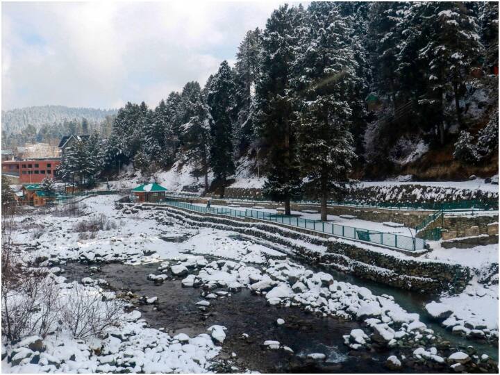 इस अवधि के दौरान बर्फबारी की संभावना सबसे अधिक रहती है और ऊंचाई वाले इलाके में भारी बर्फबारी होती है.