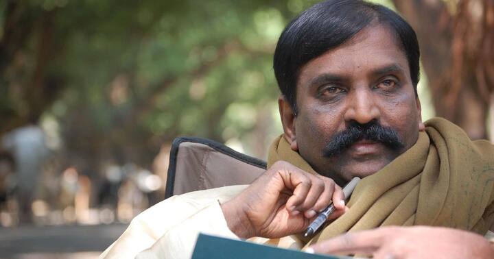 “எரிமலை எப்படிப் பொறுக்கும் என்ற என் பாடலுக்கு உயிர்கொடுத்த கதாநாயகன் உயிரிழந்து போனார் திரையில் நல்லவர் ; அரசியலில் வல்லவர் சினிமாவிலும் அரசியலிலும் ‘டூப்’ அறியாதவர் கலைவாழ்வு பொதுவாழ்வு கொடை மூன்றிலும் பாசாங்கு இல்லாதவர் கலைஞர் ஜெயலலிதா என இருபெரும் ஆளுமைகள் அரசியல்செய்த காலத்திலேயே அரசியலில் குதித்தவர் எதிர்க்கட்சித் தலைவர் என்ற உயரம் தொட்டவர் உள்ளொன்று வைத்துப் புறமொன்று பேசாதவரை நில்லென்று சொல்லி நிறுத்திவிட்டது காலம் வருந்துகிறேன் கண்ணீர் விடும் குடும்பத்தார்க்கும் கதறி அழும் கட்சித் தொண்டர்களுக்கும் என் ஆழ்ந்த இரங்கலைத் தெரிவித்துக் கொள்கிறேன்.” - கவிஞர் வைரமுத்து