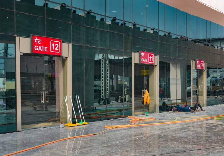 শুধু ভোলবদলই নয়। বদলে গেল রেল স্টেশনের পুরনো নামও। অযোধ্যা রেলওয়ে জংশনের বদলে এখন থেকে নাম অযোধ্যা ধাম জংশন। বুধবার রাতে রেলওয়ে স্টেশনের নাম পরিবর্তনের নির্দেশ জারি করে রেলওয়ে প্রশাসন।