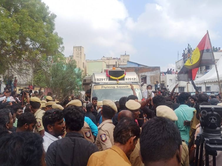 dmdk leader captain vijayakanth demise people gathering at cmbt traffic diversion at koyambedu Vijayakanth Death:  விஜயகாந்த்  மறைவு: அஞ்சலி செலுத்த குவியும் மக்கள்.. கோயம்பேட்டில் போக்குவரத்து மாற்றம்..