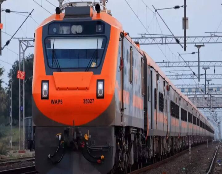 Amrit Bharat Train Launch: વડાપ્રધાન મોદી 30 ડિસેમ્બરે દેશને પ્રથમ બે અમૃત ભારત ટ્રેન ભેટ કરશે. ચાલો જાણીએ આ ટ્રેનની ખાસ વિશેષતાઓ વિશે.