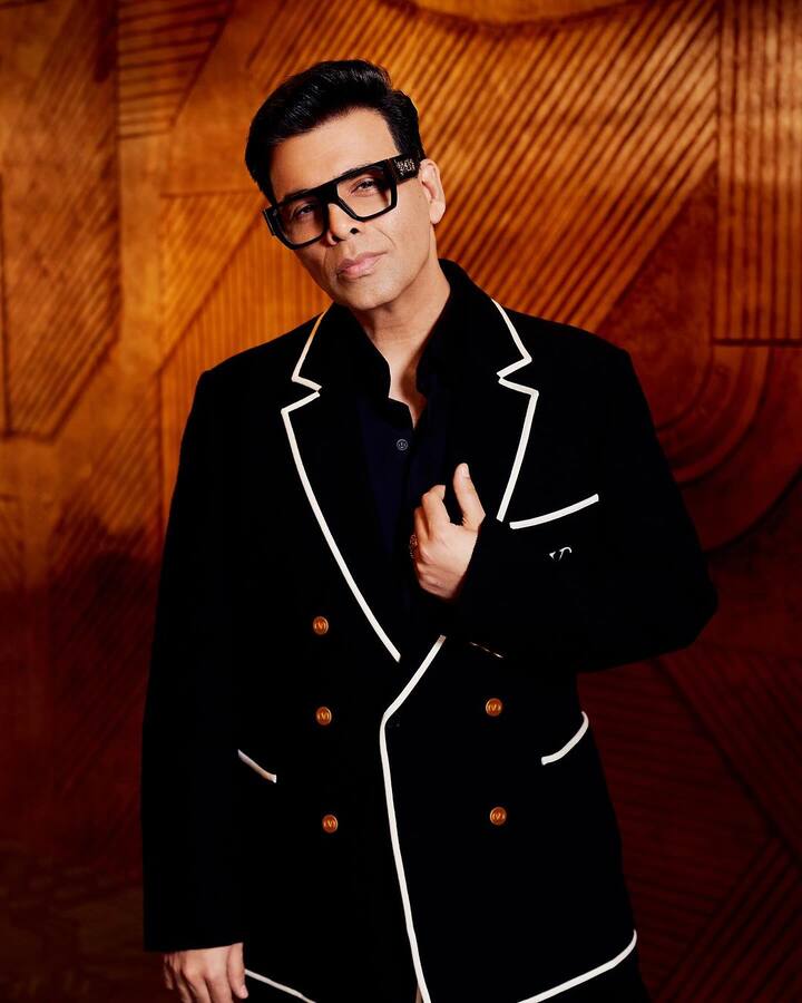 करण जौहर को बॉलीवुड के सबसे कामयाब और मशहूर डायरेक्टर्स और प्रोड्यूसर्स में शुमार किया जाता है. हालांकि कई बार सोशल मीडिया पर करण जौहर ट्रोल्स के निशाने पर भी रहे हैं. हाल ही में एक ट्रोल ने करण जौहर को कमेंट करके उनकी मां के टाइमपास के लिए एक बहू लाने की सलाह दी. इसे लेकर करण जौहर खासे नाराज दिखे और पलटकर करारा जवाब भी दिया.