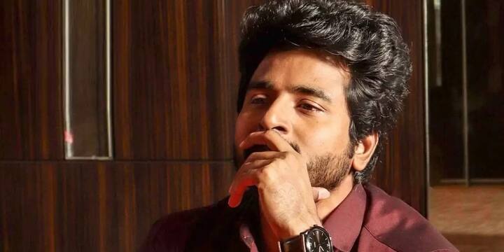 “தமிழ்த்திரையுலகம் நமக்குத் தந்த ஒப்பற்ற மாமனிதர் புரட்சிக்கலைஞர் திரு.விஜயகாந்த் அவர்களின் மறைவு குறித்த செய்தி என்னை ஆழ்ந்த துயருக்குள் ஆழ்த்திவிட்டது. எத்தனையோ கோடி உள்ளங்களின் அன்புக்குச் சொந்தக்காரர், அள்ளித்தரும் பண்புக்கும், அரவணைப்பும் தலைமைப்பண்பும் தனக்கே உரிய பாணியில் கொண்ட மேம்பட்ட மனிதர் , பிறர் பசியை தன் பசியாய் உணர்ந்த உன்னத மனிதர், அன்பால் பண்பால் அறத்தால் மறத்தால் நம் அனைவரின் அன்பையும் ஆதரவையும் வெற்றி கொண்டவர். அவரது மறைவு திரை உலகம் மட்டுமல்லாது, தமிழக அரசியலிலும் ஓர் மிகப்பெரிய இழப்பு. புரட்சிக்கலைஞர் திரு.விஜயகாந்த் அவர்களின் மறைவால் வாடும் அனைவருக்கும் இந்த நேரத்தில் என் ஆழ்ந்த இரங்கலை தெரிவித்து, அவரின் ஆன்மா சாந்தியடைய இறைவனை பிரார்த்திக்கிறேன்.” - சிவகார்த்திகேயன்