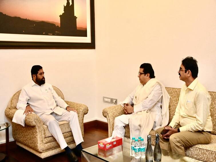 Raj Thackeray and Chief Minister Eknath Shinde met discussed on Marathi plates Toll Ram Mandir marathi news मोठी बातमी! राज ठाकरे सहाव्यांदा मुख्यमंत्री एकनाथ शिंदेंच्या भेटीला; 'या' मुद्यांवर चर्चा