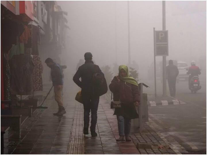 परिवहन विभाग ने शहर में वाहन चालकों के लिए अडवाइजरी जारी की है. उन्होंने मौसम को हालिया वर्षों में सबसे खराब कोहरे वाली स्थितियों में से एक बताया है.