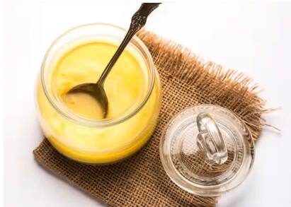 Health: ਸਰਦੀਆਂ ਚ ਘਿਓ ਦੇ ਨਾਲ ਕਾਲੀ ਮਿਰਚ ਖਾਣ ਨਾਲ ਕਈ ਫਾਇਦੇ ਹੁੰਦੇ ਹਨ। ਇਸ ਨੂੰ ਖਾਣ ਨਾਲ ਸਰਦੀਆਂ ਦੀਆਂ ਬਿਮਾਰੀਆਂ ਨੇੜੇ-ਤੇੜੇ ਨਹੀਂ ਆਉਂਦੀਆਂ। ਆਓ ਜਾਣਦੇ ਹਾਂ ਇਸ ਦੇ ਹੋਰ ਫਾਇਦੇ...