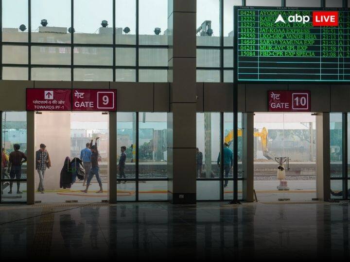 लिफ्ट की भी व्यवस्था : अयोध्या रेलवे स्टेशन पर यात्रियों को वेटिंग हॉल से लेकर अन्य फैसिलिटी को देखकर एयरपोर्ट का अहसास होगा. बुजुर्गों के लिए लिफ्ट की व्यवस्था होगी.