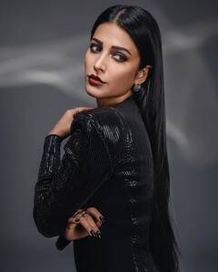 Shruti Haasan : సూపర్ స్టన్నింగ్ లుక్స్​లో శృతిహాసన్.. లేటెస్ట్ ఫోటోలు ఇవే