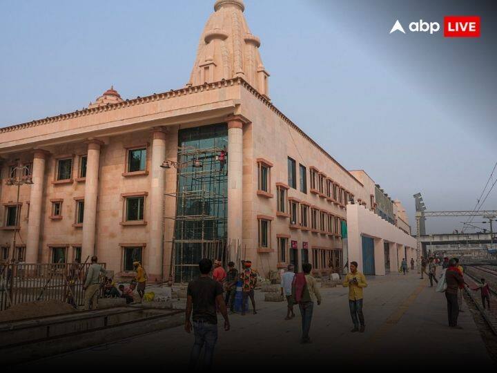 शाही मुकुट जैसी संरचना : अधिकारियों के मुताबिक, स्टेशन के शीर्ष पर एक संरचना है जिसका डिजायन शाही ‘मुकुट’ जैसा है, जबकि इसके ठीक नीचे एक दीवार पर धनुष का चित्रण किया गया है. यह भगवान राम के साथ अयोध्या के जुड़ाव को दर्शाता है.’