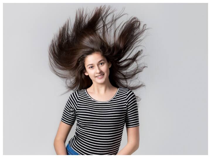 ठंड और नमी की वजह से बाल बेजान और अधिक झड़ने लगते हैं. ठंडी हवाओं और कम नमी के कारण बालों की चमक खत्म हो जाती है. आइए जानते हैं कि सर्दियों में बालों की इन समस्याओं से निपटने के लिए बालों में सिर्फ दही का इस्तेमाल कर हम बालों की सभी समस्याओं से छुटकारा पा सकते हैं.