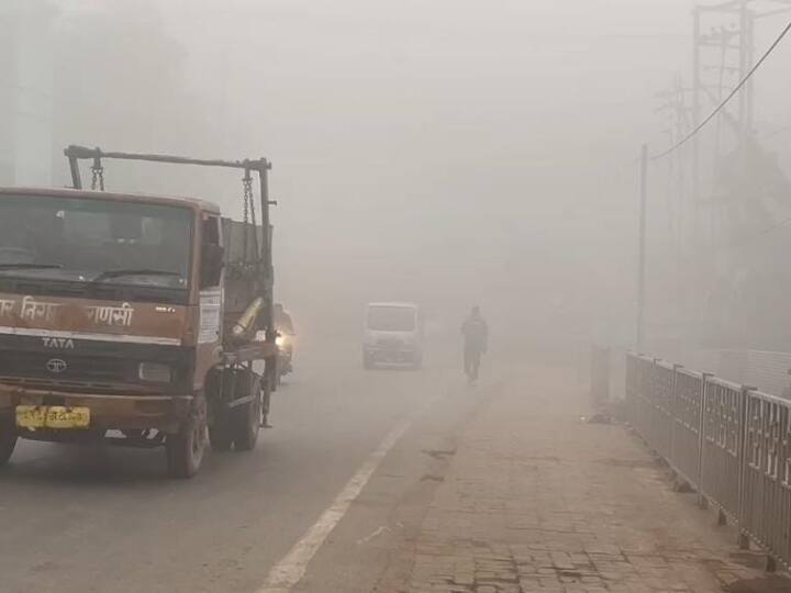 वाराणसी में विजिबिलिटी तकरीबन 10 मीटर के पास पहुंच गया, जिसके चलते थोड़ी दूर भी देखना मुश्किल था
