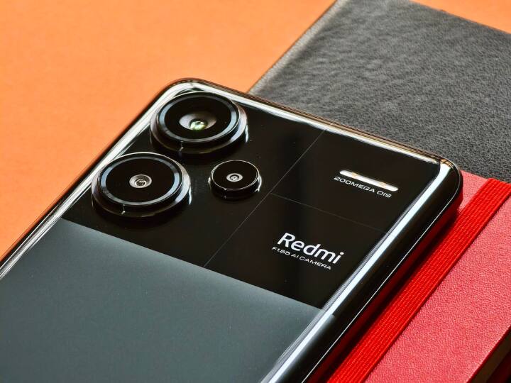 Redmi Note 13 Pro Plus को कंपनी वाइट, ब्लैक और दूसरे कलर ऑप्शन में लॉन्च कर सकती है. टिपस्टर योगेश बरार ने इस मॉडल की कुछ तस्वीरें शेयर की हैं जिन्हें हम यहां शेयर कर रहे हैं.