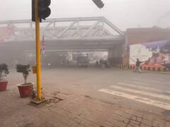 Varanasi Weather: वाराणसी में छाई कोहरे की सफेद चादर, विजिबिलिटी 10 मीटर से भी कम, सामने आईं ऐसी तस्वीरें