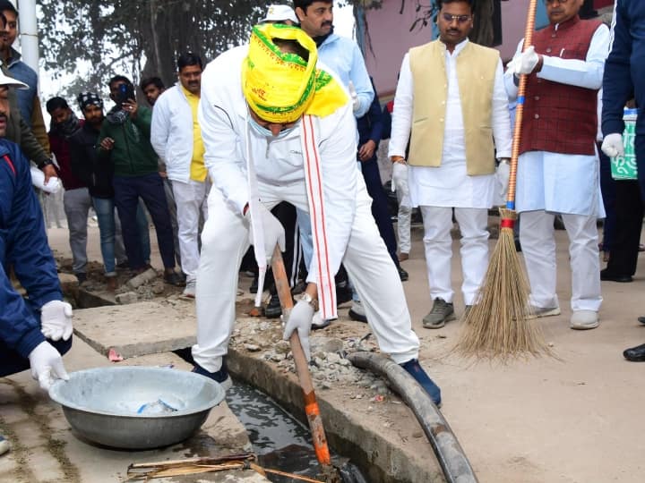 Ayodhya Ram Mandir Inauguration deputy cm keshav prasad maurya to clean drive Campaign in ayodhya Ram Mandir Inauguration: 'जहां जन्मे प्रभु श्रीराम, स्वच्छ, सुंदर रहे अयोध्या धाम,' डिप्टी सीएम केशव प्रसाद ने दिया स्वच्छता का संदेश
