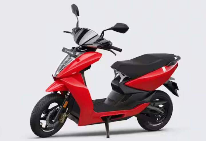 ਸ਼ਾਨਦਾਰ ਰੇਂਜ ਵਾਲਾ ਅਗਲਾ ਇਲੈਕਟ੍ਰਿਕ ਸਕੂਟਰ Ather 450X ਹੈ, ਜੋ ਇੱਕ ਵਾਰ ਚਾਰਜ ਕਰਨ 'ਤੇ 146 ਕਿਲੋਮੀਟਰ ਤੱਕ ਦਾ ਸਫਰ ਕਰਨ ਦੇ ਸਮਰੱਥ ਹੈ। ਇਸ ਦੇ ਲਈ ਤੁਹਾਨੂੰ 1.28 ਲੱਖ ਰੁਪਏ ਦੀ ਐਕਸ-ਸ਼ੋਰੂਮ ਕੀਮਤ ਅਦਾ ਕਰਨੀ ਪਵੇਗੀ।