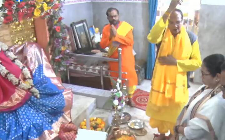 আজ রামমন্দিরের প্রস্তুতি খতিয়ে দেখতে আসার কথা উত্তরপ্রদেশের মুখ্যমন্ত্রী যোগী আদিত্যনাথের। ঘুরে দেখবেন রামকথা পার্ক। এই নিয়ে যখন গোটা দেশে হইচই, সেই সময় চাকলায় পুজো দিলেন মুখ্যমন্ত্রী।   (ছবি:Mamata Banerjee Facebook)