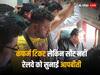 Viral: कंफर्म टिकट के बावजूद खड़े-खड़े करना पड़ा सफर, यात्री ने रेलवे को सुनाई आपबीती, कहा- 'सीट तक भी...'