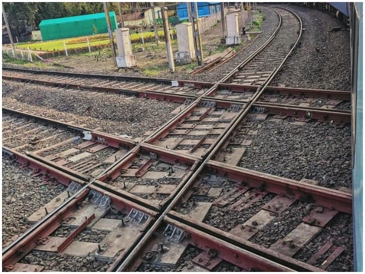 भारतीय रेल की इस खास क्रॉसिंग को डायमंड क्रॉसिंग कहते हैं. यहां एक ही जगह पर खड़े होकर चारों अलग-अलग दिशाओं में रेलवे के चार ट्रैक दिखाई देते हैं. ये महाराष्ट्र के नागपुर में है.