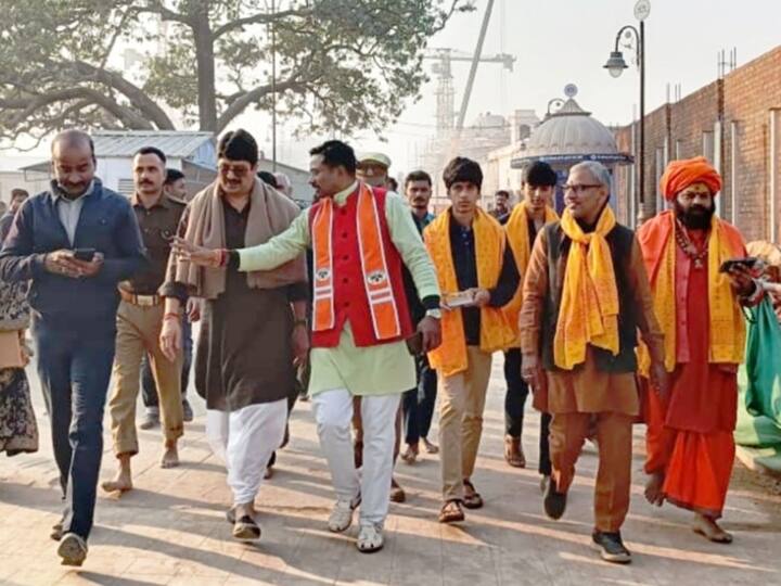 इस दौरान उनके श्रीराम जन्मभूमि तीर्थ क्षेत्र को महासचिव चंपत राय और हनुमान गढ़ी मंदिर के पुजारी राजू दास महाराज भी मौजूद रहें.