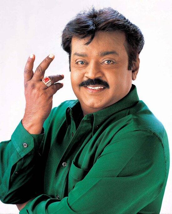 கேப்டனின் பொன்னான குணத்திற்காக பல ரசிகர்களும் தொண்டர்களும் அவரை போற்றி புகழ்ந்தனர். அதனை எடுத்து கூறும் வரிகளாக பொன் மன செல்வன் படத்தில் இடம் பெற்றுள்ள பொட்டு வச்ச தங்கக்குடம் பாடலில் வரும் “மனசு எல்லாமே கோயிலையா அதுல நீ தானே சாமியையா” வரிகள் அமைந்துள்ளது.