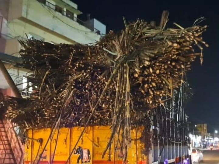 Karur news Transport affected due to overloading of sugarcane to the sugar mill - TNN கரூரில் அதிக பாரம் ஏற்றிச் சென்ற கரும்பு சாலையில் விழுந்தது; போக்குவரத்து பாதிப்பால் வாகன ஓட்டிகள் அவதி