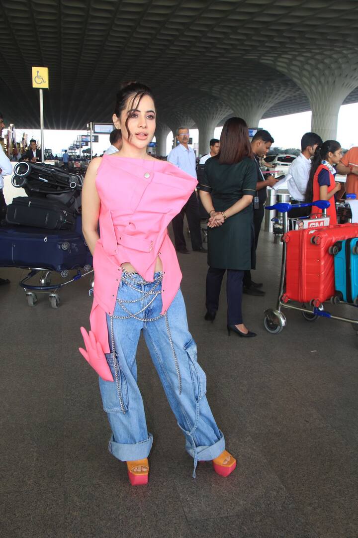 एक बार फिर उर्फी ने अपने आउटफिट के साथ एक्सपेरिमेंट किया है. वह नए लुक में एयरपोर्ट पर स्पॉट हुईं.