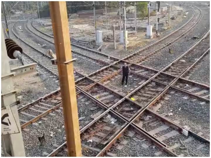 इस क्रॉसिंग की स्थिति ये है कि यहां चारों तरफ से ट्रेनें आती हैं और रेलवे ट्रैक का एक चौराहा है. इस जगह के लिए खास व्यवस्था होती है और ट्रेन का संचालन काफी ध्यानपूर्वक होता है ताकि कोई एक्सीडेंट ना हो.