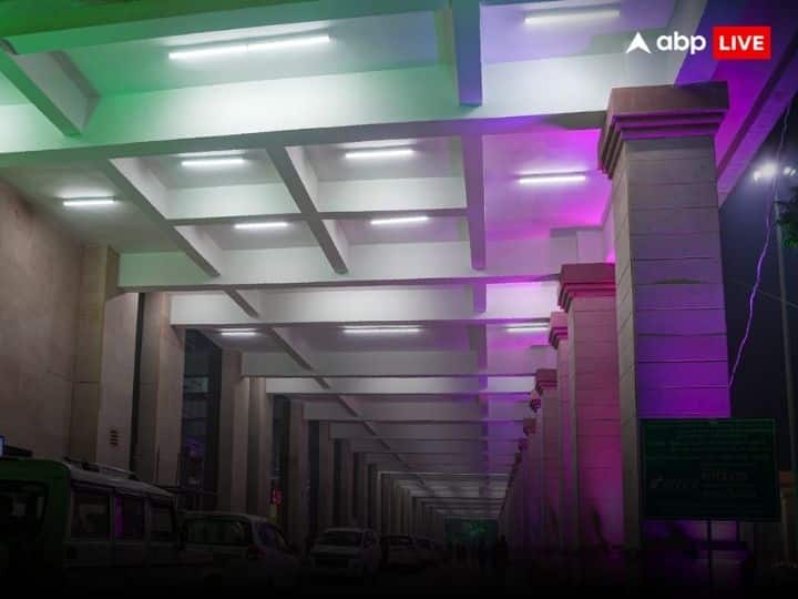 स्टेशन के सामने टैक्सी-बे भी : अधिकारी ने बताया, ‘‘इमारत के सामने एक टैक्सी-बे है और मध्य में एक बड़ा बरामदा बनाया गया है. यहां लोगों को किसी भी तरह की दिक्कत नहीं होगी.”