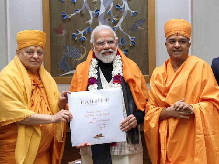 BAPS Hindu Mandir Abu Dhabi Pujya Swami Ishwarcharandas Heartfelt Invitation To PM Modi for Inauguration Ceremony BAPS Hindu Mandir Abu Dhabi: अबू धाबी में हिंदू मंदिर का उद्घाटन करेंगे पीएम मोदी, आ गई तारीख