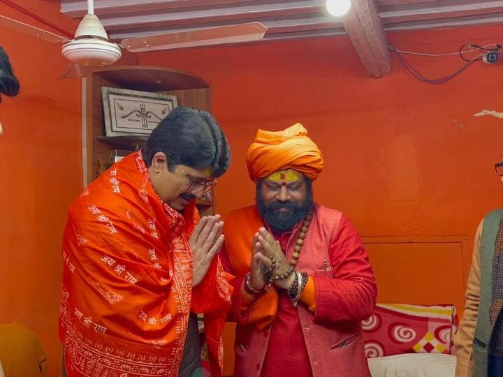 इस दौरान उन्होंने हनुमान गढ़ी मंदिर के पुजारी बाबा राजू दास महाराज से मुलाकात की है.