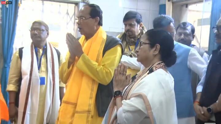 এতেই শেষ নয়। তাঁর আশ্বাস, 'দিঘায় জগন্নাথ মন্দির করছি, পুরীর মন্দিরের কায়দায়। ছ'মাসের মধ্যে শেষ হয়ে যাবে। আরও বেশি তীর্থস্থান বাড়বে।'